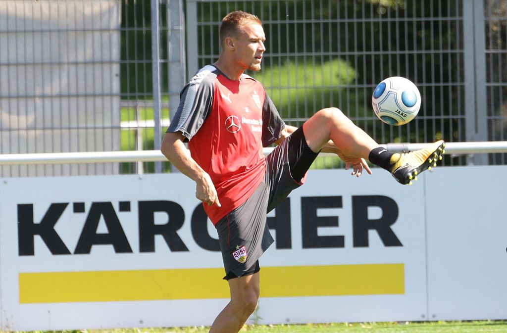 Im Sommer 2017 wechselte er zum VfB Stuttgart, bei dem er einen leistungsbezogenen Einjahresvertrag unterschrieb.