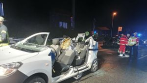 Unfall in Stuttgart-Süd: In stehendes Auto gekracht – wohl mehrere Schwerverletzte