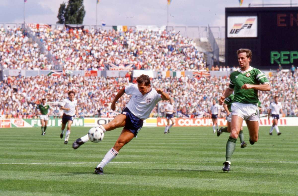 14 Jahre später finden bei der EM 1988 zwei Spiele in Stuttgart statt: In der Vorrunde gewinnt Irland das Inselduell gegen England um Gary Lineker (links) mit 1:0 – am Ende scheiden aber beide Teams aus.
