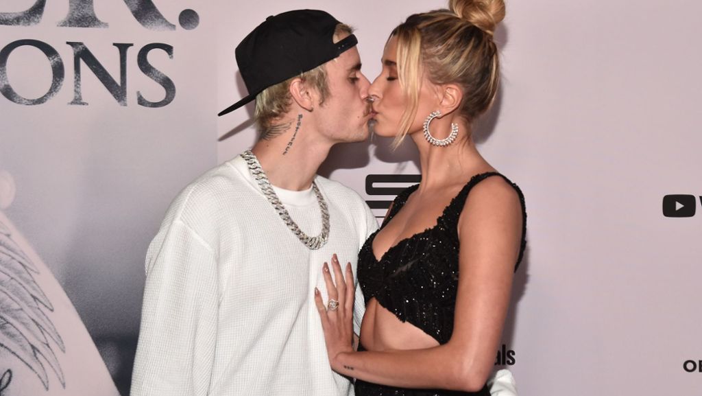  Justin Biebers neue YouTube-Serie „Seasons“ feiert in Los Angeles Premiere. Auf dem roten Teppich kann er kaum die Finger von seiner Frau Hailey lassen. Zudem kommen einige weitere Stars vorbei. 