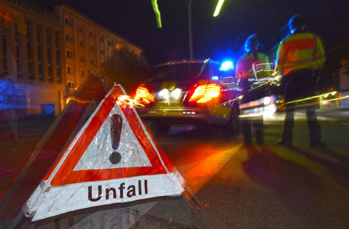 Unfall in Wendlingen: Mann zwischen Garage und Auto eingeklemmt