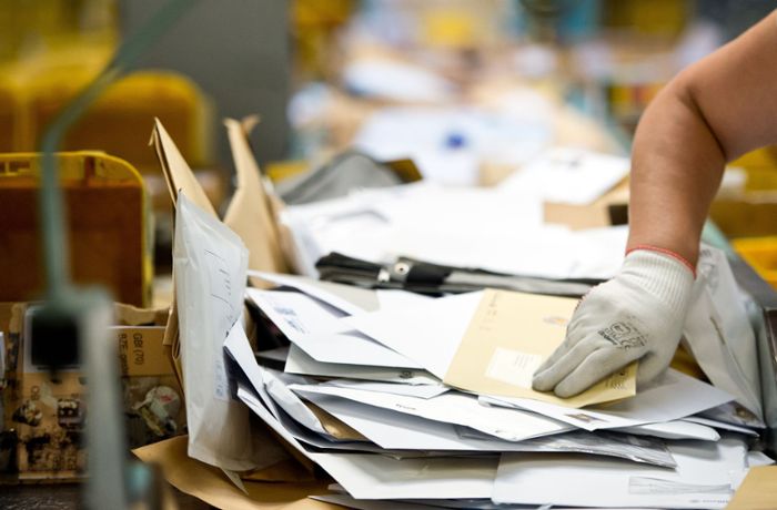 Postbote entsorgt mehr als 400 Briefe im Altpapier