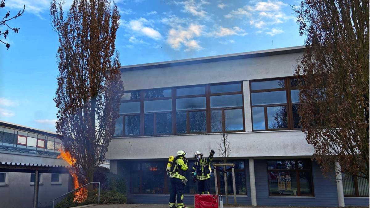 Schulkinder zündeln in Öschelbronn: Brennender Laubhaufen geht auf Schulgebäude über