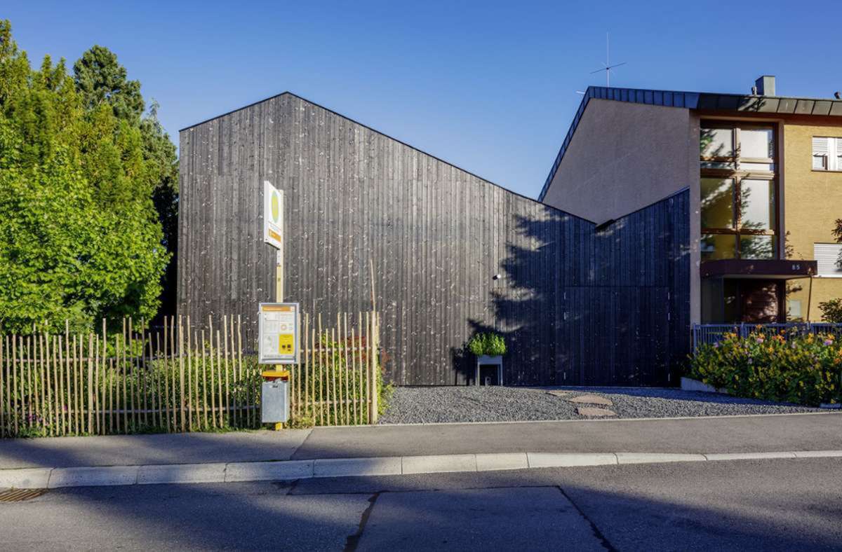 Von der Vorderseite gibt sich das Gebäude Haus b in Stuttgart von den Architekten Kai Beck und Sebastian Heinemeyer verschlossen. Durch das Verkohlen und Abschrecken des Holzes entsteht ein schimmerndes Oberflächenfinish. Das Haus hat viele Auszeichnungen erhalten.