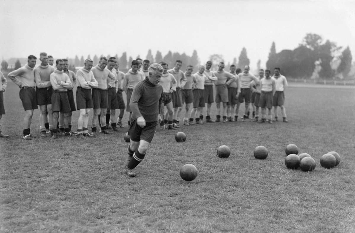 Die Epoche des modernen Fußballs beginnt mit der Gründung der englischen „Football Association“ 1863, hier das Training von Aston Villa 1936.