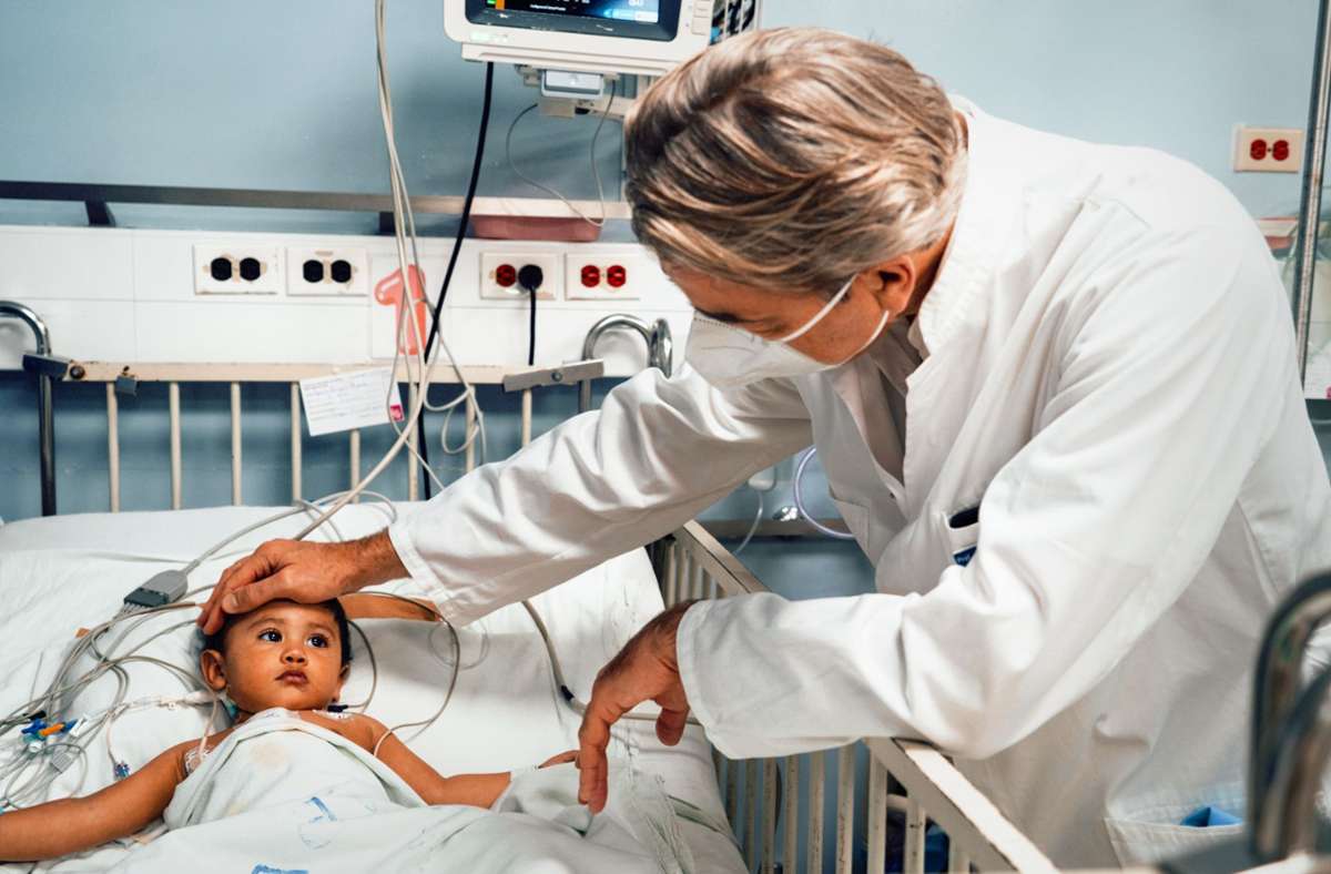 Wieder ein Kind mit Zukunft: Zu vielen der kleinen Patienten haben die Tübinger weiterhin Kontakt.