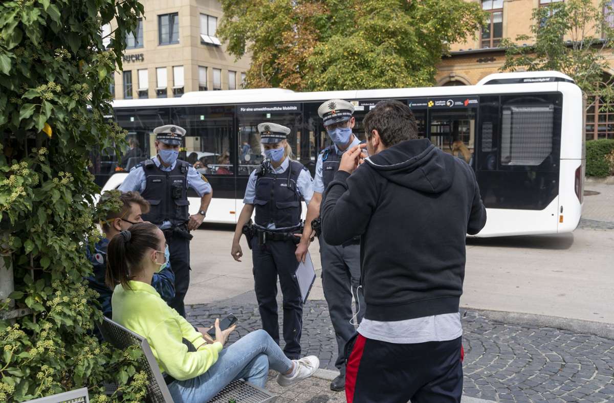 Die Polizei kontrolliert in S-Bahnen, Bussen und an Bahnhöfen (im Foto: der Busbahnhof in Ludwigsburg)