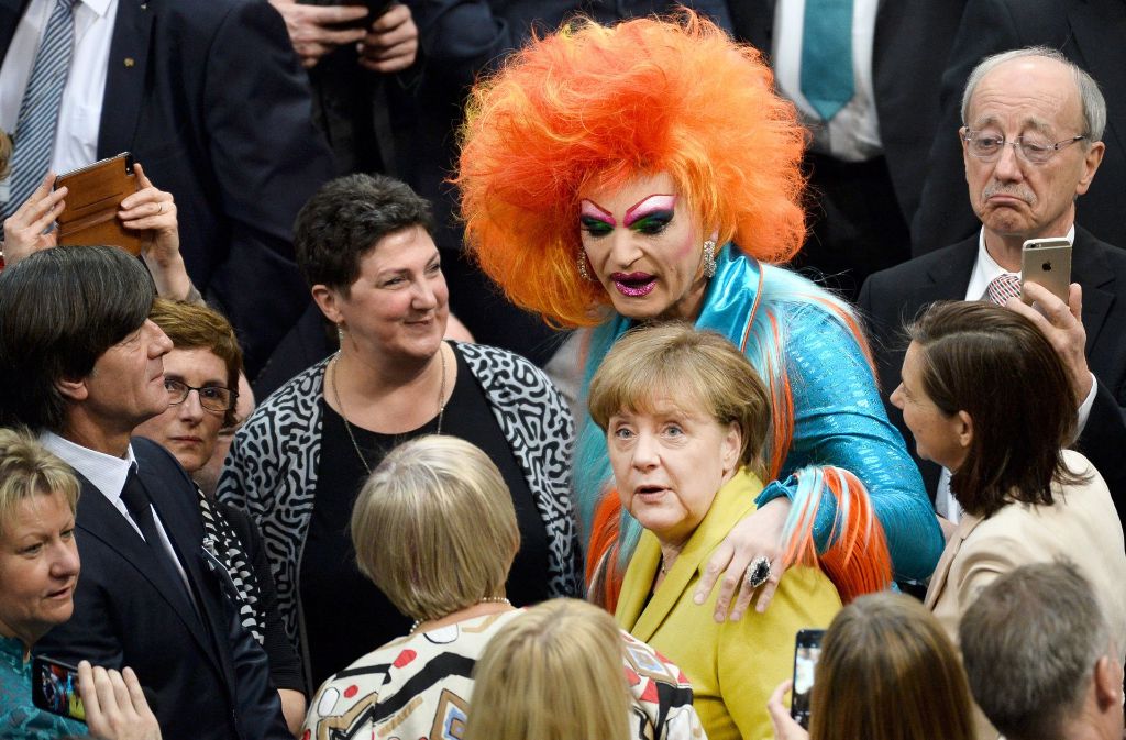 Da staunte auch Bundestrainer Joachim Löw (links) nicht schlecht: Drag-Queen Olivia Jones und Kanzlerin Angela Merkel geben gemeinsam ein ungewöhnliches Bild ab.