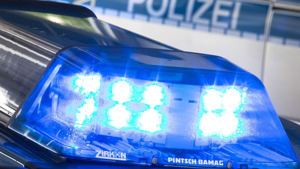 Blaulicht aus der Region Stuttgart: Auto brennt auf Parkplatz von Supermarkt komplett aus