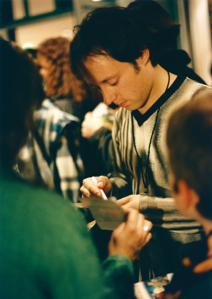 Roland Röhl 1996 beim Autorgrammeschreiben.