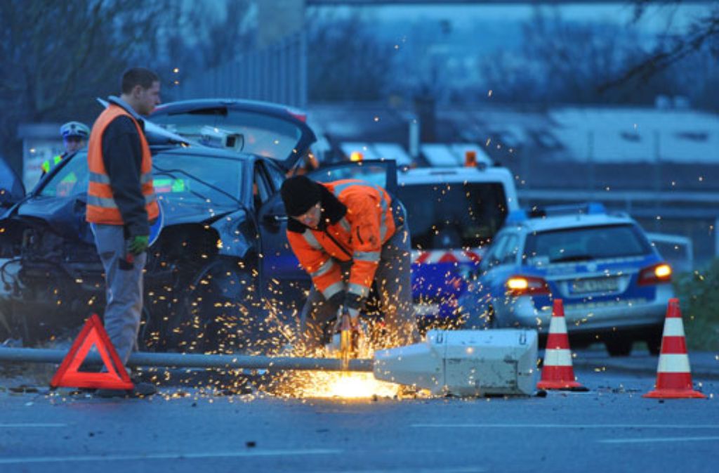 Schwerer Unfall in der Gnesener Straße in Stuttgart-Bad Cannstatt: Ein Mann fährt mit seinem Auto gegen zwei Masten. Er war vermutlich betrunken.