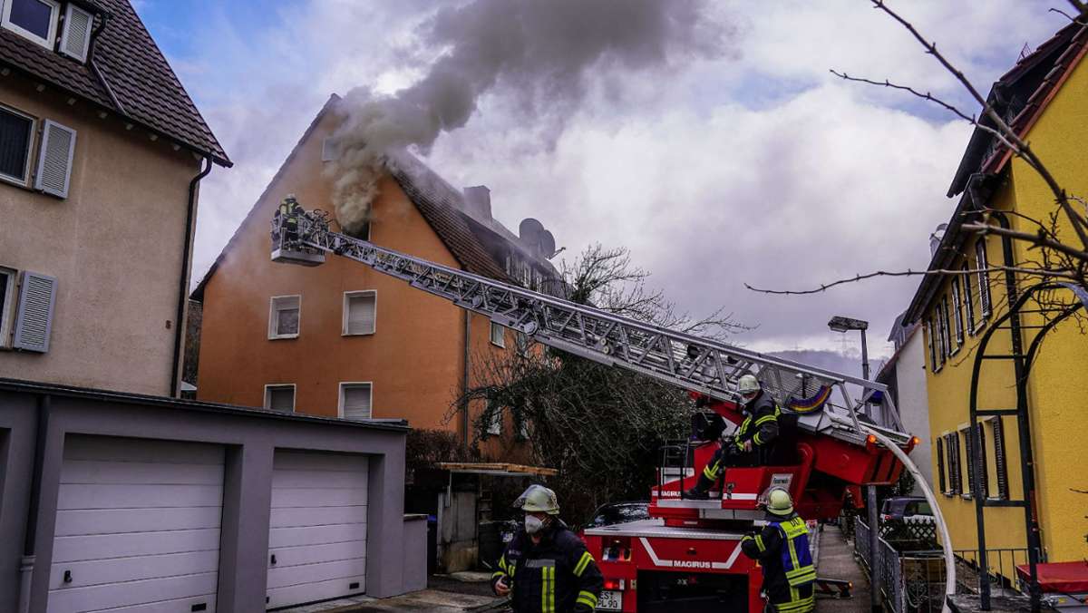Feuerwehreinsatz in Altbach: Brand in Dachgeschosswohnung – 100.000 Euro Schaden