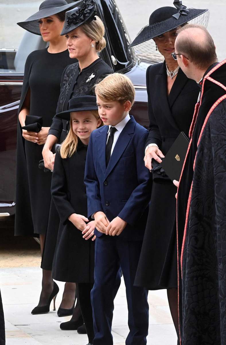 Trauriger Abschied: Charlotte und George bei der Trauerfeier für die verstorbene Queen.