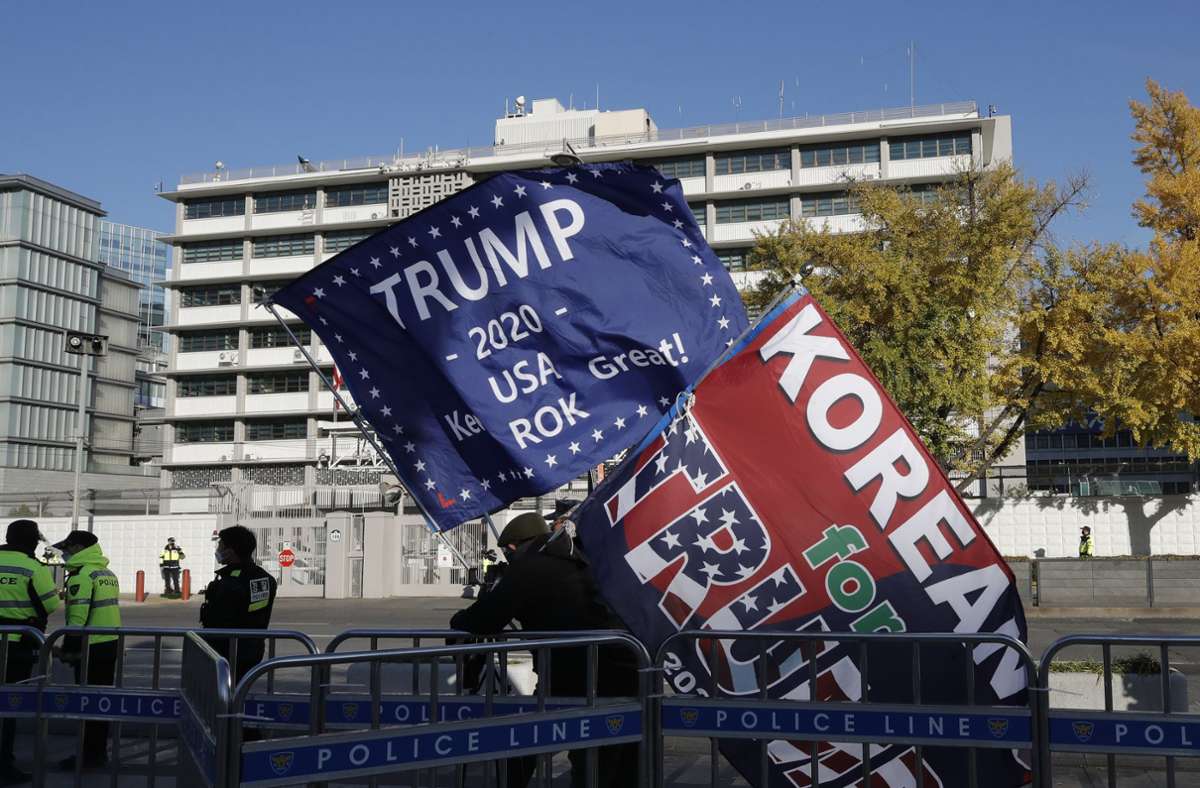 Trump ist weltweit Thema: Vor der US-Botschaft in Seoul ziehen seine Fans auf. Foto: AP/Lee Jin-man