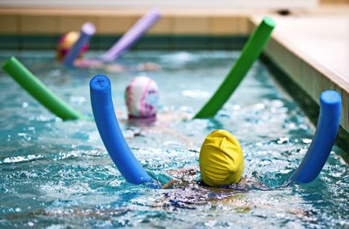 DLRG, Vereine und Badbetreiber  bieten  wesentlich mehr Schwimmkurse an – und trotzdem sind die Wartelisten lang. Foto: Lichtgut/Oliver Willikonsky