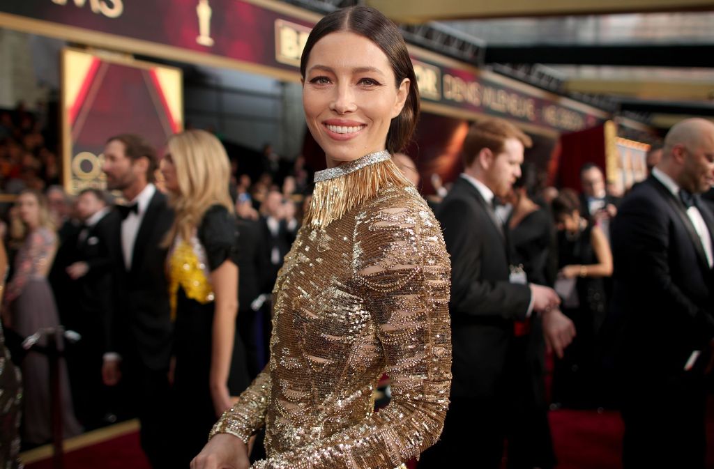 Auf der Oscar-Nacht glänzte Jessica Biel in einem goldenen Kleid mit silbernen Details.