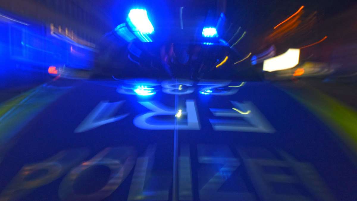  Ein 24-jähriger Autofahrer flüchtet am späten Montagabend in Stuttgart vor der Polizei. Zuvor hatte der Mann, der unter Drogeneinfluss und ohne Führerschein fuhr, Insassen eines anderen Fahrzeugs bedroht. 