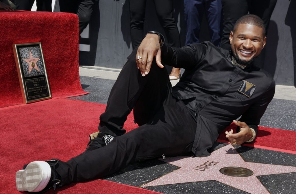 Stolz wie Bolle: der US-Sänger Usher posiert neben seinem Stern auf dem „Walk of Fame“. Es ist die 2588. Plakette, die seit Mittwoch den Bürgersteig des berühmten Gehsteigs in Hollywood ziert.