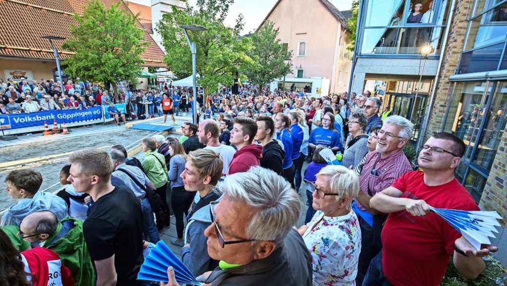  Der Marktplatz der Gemeinde auf der Schwäbischen Alb wird zur Wettkampfarena für die Lokalmatadorin Lena Urbaniak und weitere 18 Topathleten. Weit mehr als 1000 Zuschauer feuern die Sportler an. 