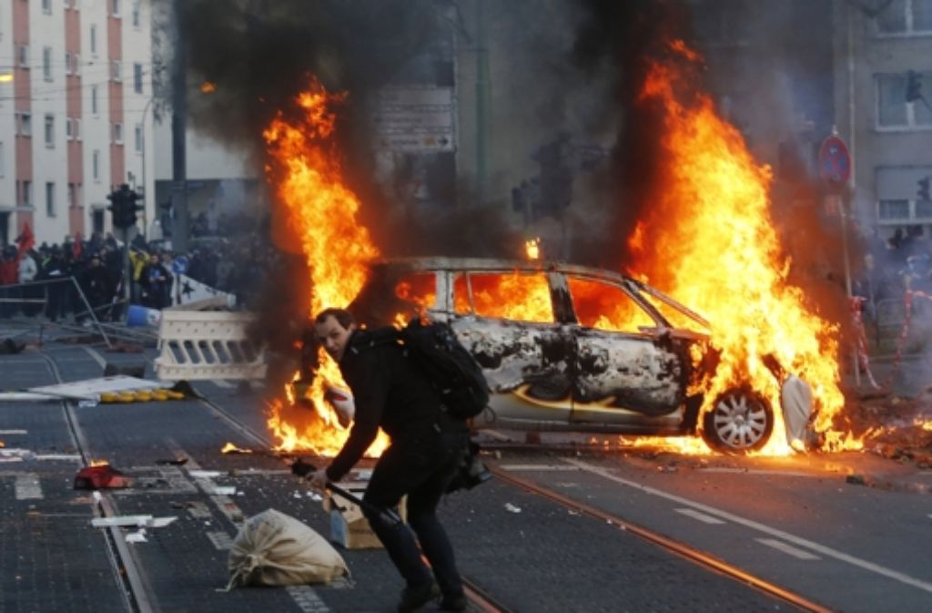 150 verletzte Polizisten und 200 verletzte Demonstranten – das war die Bilanz nach den Ausschreitungen bei den Frankfurter Protesten gegen die Europäische Zentralbank. Foto: AP