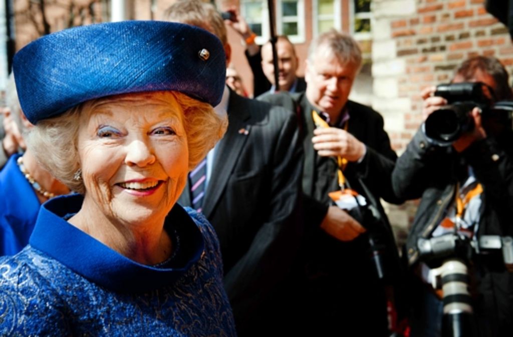 Thronwechsel – Jahrelang habe ich Sissi angehimmelt, inzwischen ist meine Lieblingskönigin Máxima der Niederlande. Die ist sympathisch und zeitgemäß, hat süße Kinder – und eine nettere Schwiegermutter als Sissi. Das alles war am 30. April mal wieder nicht zu übersehen. Ein wichtiger Tag für alle Niederländer und Fans der niederländischen Monarchie: Königin Beatrix hat abgedankt und ihr Amt an ihren Sohn weitergegeben. Die Niederländer haben ihre sichtlich bewegte Königen Beatrix gefeiert, und Willem-Alexander und Máxima waren wie gewohnt nicht monarchisch steif, sondern fröhlich und bürgernah. So geht Monarchie heute: ein buntes Bürgerfest mit einem Schuss Glamour, was will man mehr? (Leo)