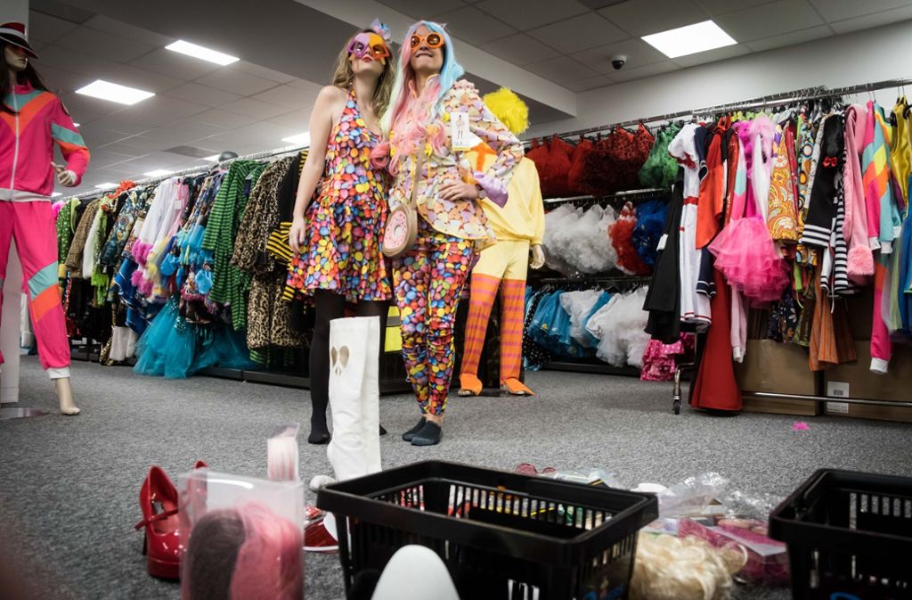 Unter dem Motto „Candy“ verkauft das Kostüm-Geschäft viele unterschiedliche Kleider, Anzüge und Leggins mit Süßigkeiten-Aufdruck.