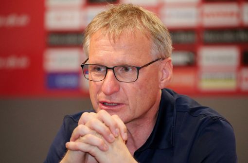 Michael Reschke hat sich am Rande des Trainingsauftakts beim VfB Stuttgart zum potenziellen Neuzugang Nicolas Gonzalez geäußert. Foto: Pressefoto Baumann