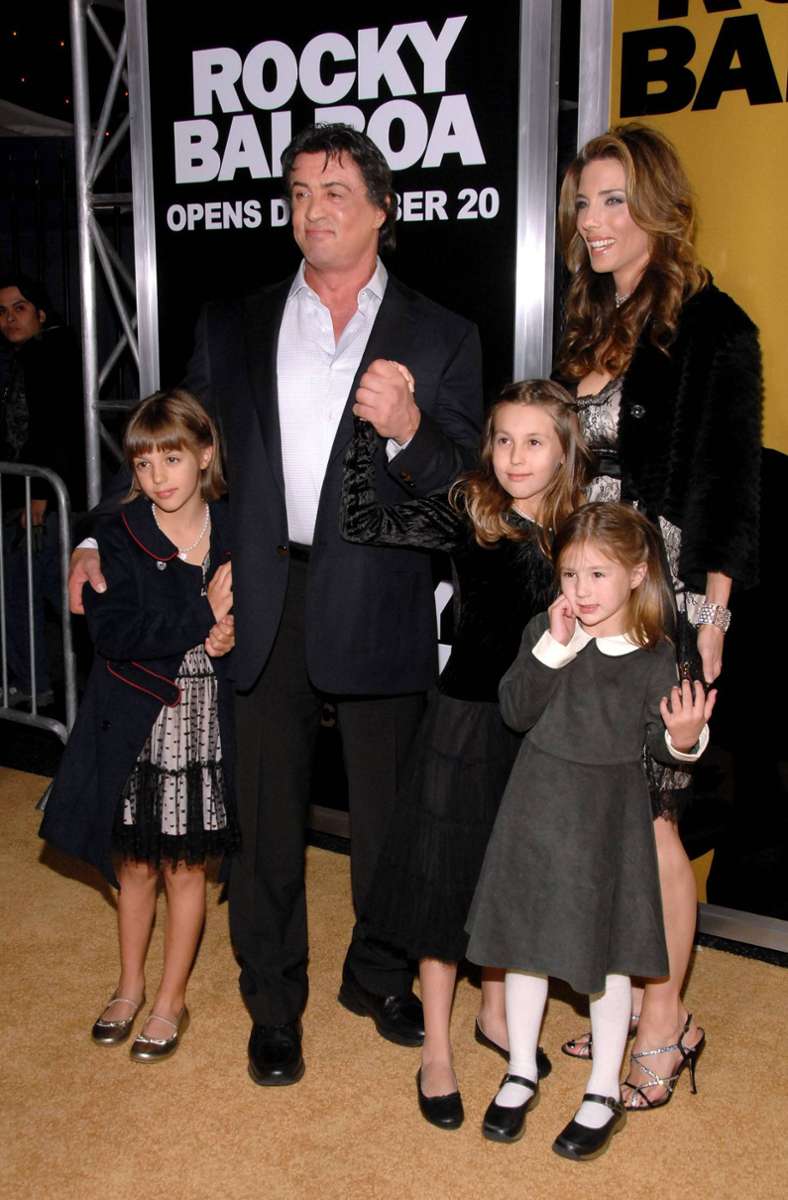 Drei Mädchen hat US-Schauspieler Sylvester Stallone mit seiner dritten Frau Jennifer Flavin: Sophia, Sistine und Scarlet.
