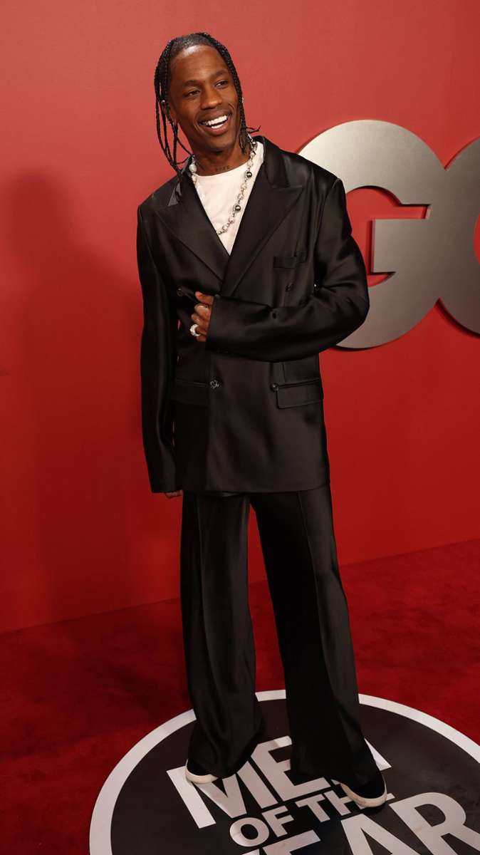 In schwarzem Anzug, weißem Sweatshirt und auffälliger Halskette erschien auch der Rapper Travis Scott.