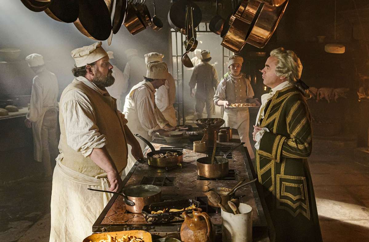 Der Koch Manceron (Grégory Gadebois, links) mit dem Haushofmeister Hyacinthe (Guillaume de Tonquédec) in der Küche des Herzogs