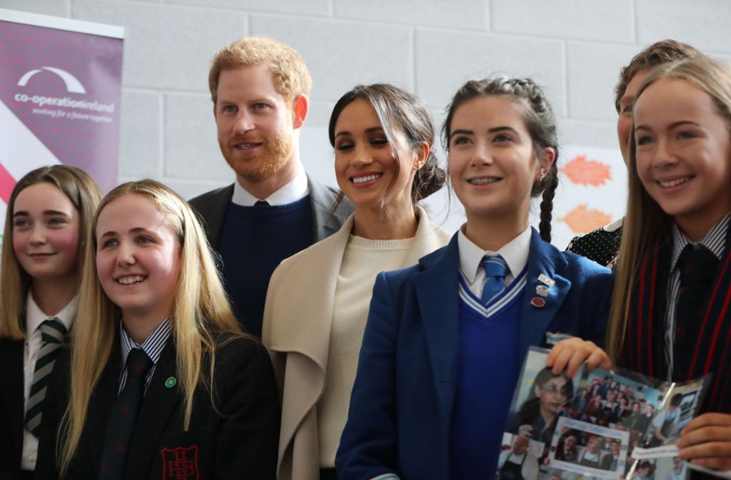 Prinz Harry und Meghan Markle posieren mit Schulkindern, die sich am Projekt der „Amazing the Space“-Initiative beteiligen.