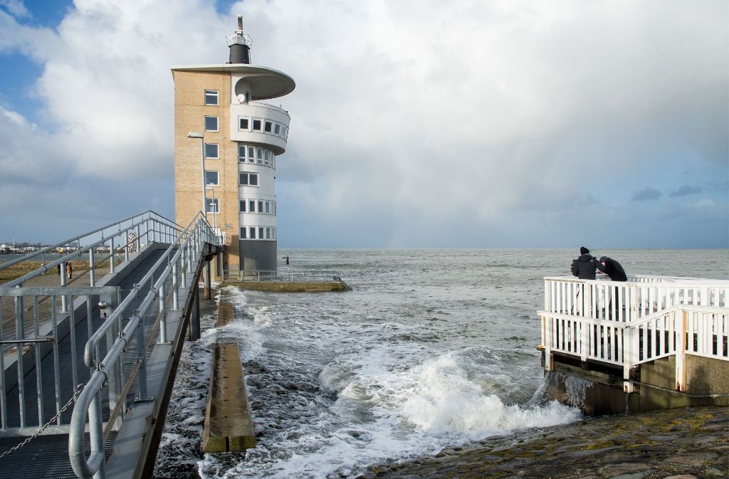 Bei stürmischem Wind steigt das Hochwasser an der Elbe in Höhe des Radarturms in Cuxhaven (Niedersachsen) am zweiten Weihnachtsfeiertag über die Uferbegrenzung.