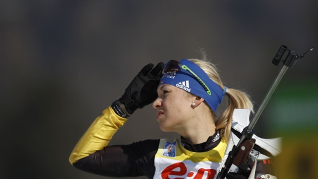  Magdalena Neuner verfehlt ihr Ziel von sechs Medaillen in Ruhpolding, weil sie schlecht schießt – und reagiert mit einem Schulterzucken. 