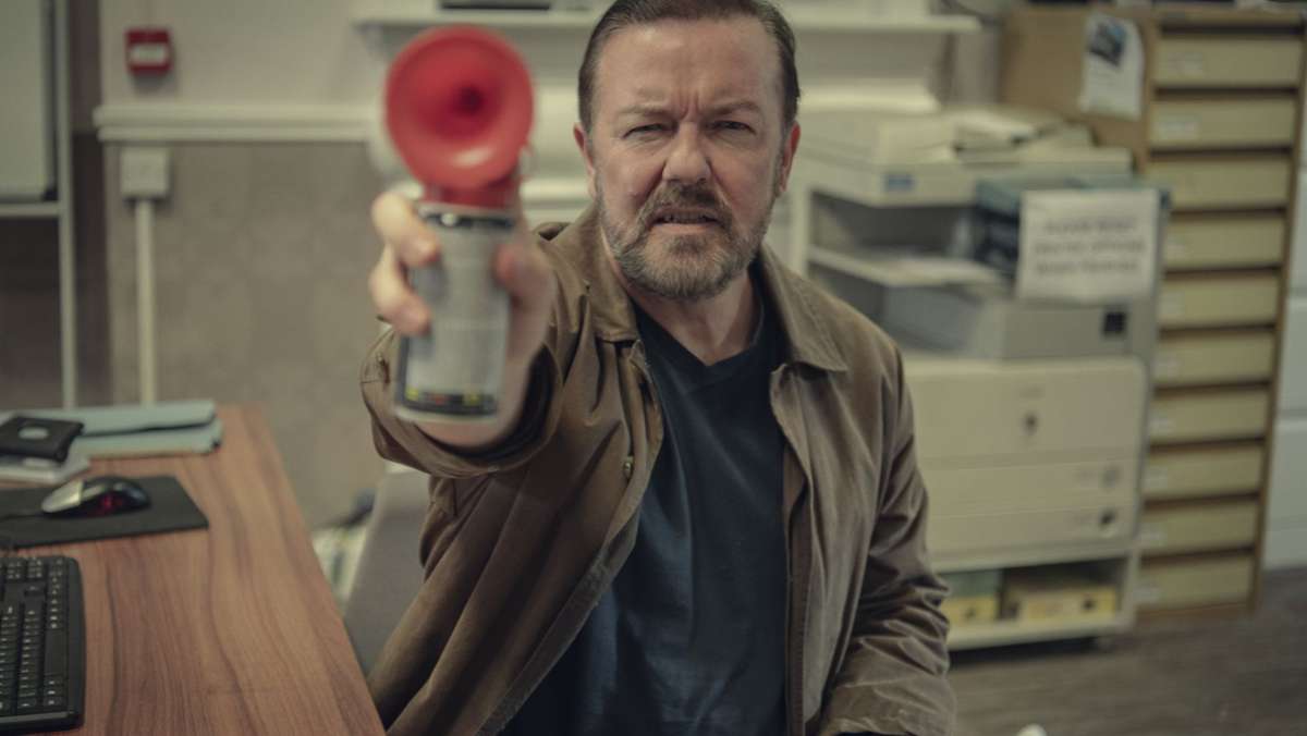  In der Netflix-Serie „After Life“ ließ Ricky Gervais seine Figur Tony zwei Staffeln lang durch Höhen und Tiefen gehen. In Staffel 3 ist er nun bitter wie nie. 