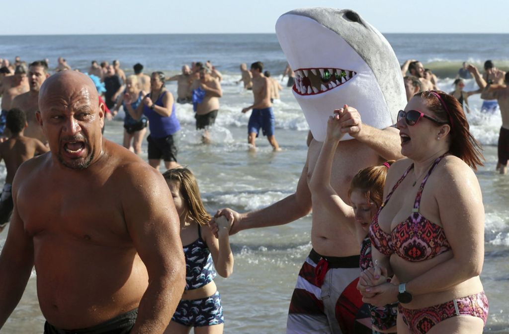 Der (Sonnen-)Schein trügt – die Gesichter der Badegäste in Brigantine, New Jersey (USA), verraten, wie kalt der Atlantik wirklich ist.
