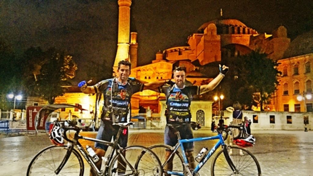  Die beiden Sportler Vassili Kirtzakis und Nikolaos Radis sind im Zeichen der Völkerverständigung von Thessaloniki nach Istanbul geradelt. Sie waren dabei nicht nur im Namen des Radsports unterwegs, sondern hatten auch eine politische Botschaft im Gepäck. 