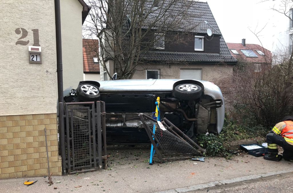 In Fellbach hat ein Auto eine Hauswand gerammt.