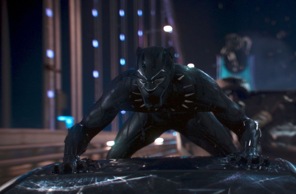 Chadwick Boseman in voller Black-Panther-Kostümierung