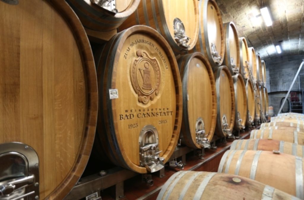 Ganz klassisch: Wein aus riesigen Fässern. Die Prägung gab es 2013 für 90 Jahre Bad Cannstatter Weingärtner.