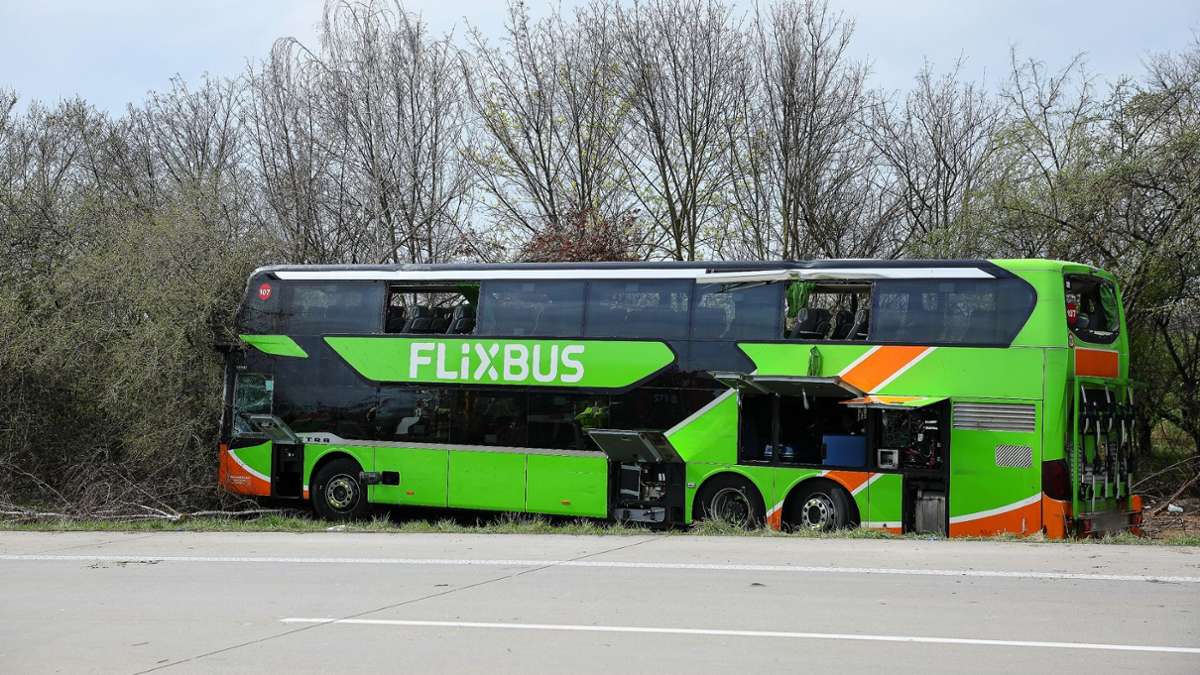Der Fahrer des auf der A9 verunglückten Busses soll nach Angaben des Busunternehmens alle Lenk- und Ruhezeiten eingehalten haben.