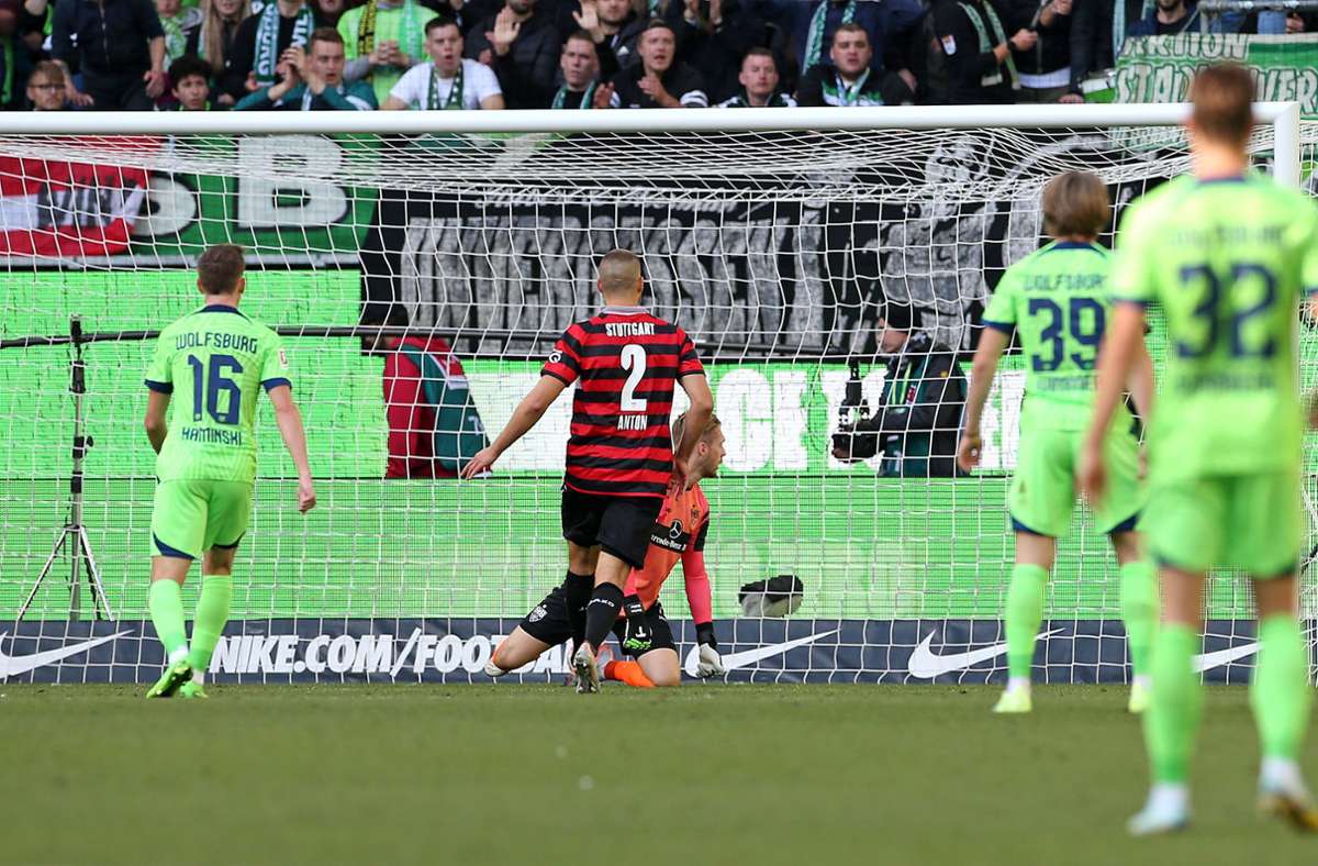 Und Wolfsburg dreht das Spiel: In der 38. Minute schießt Maximilian Arnold aufs Tor, Florian Müller faustet ins eigene Netz ...