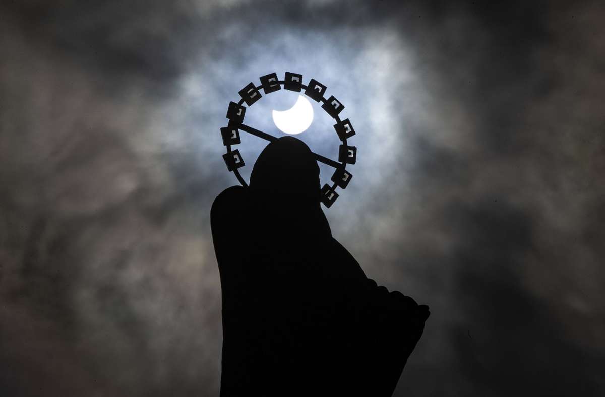 Hier zeigte sich die partielle Sonnenfinsternis in Dublin über der „O ur Lady, Star of the Sea“ Statue.