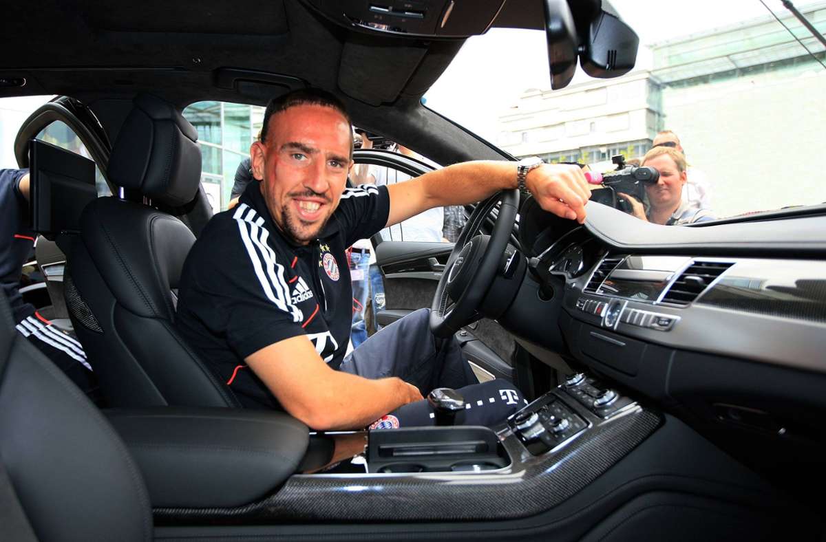 Franck Ribéry Der Franzose ist ebenfalls ein Freund von schmucken Fahrzeugen – hier freut er sich über seinen Dienstwagen, einen Audi S8 4.0 TFSI, der er als Profi des FC Bayern München überreicht bekam.