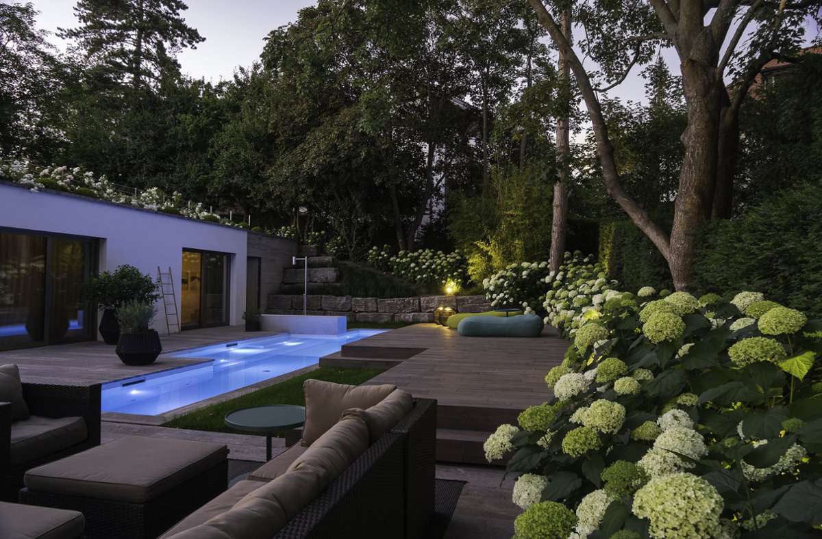 Wie wäre es mit einem Pool im eigenen Garten für die heißen Sommertage, dachten sich die Bauherren. . .