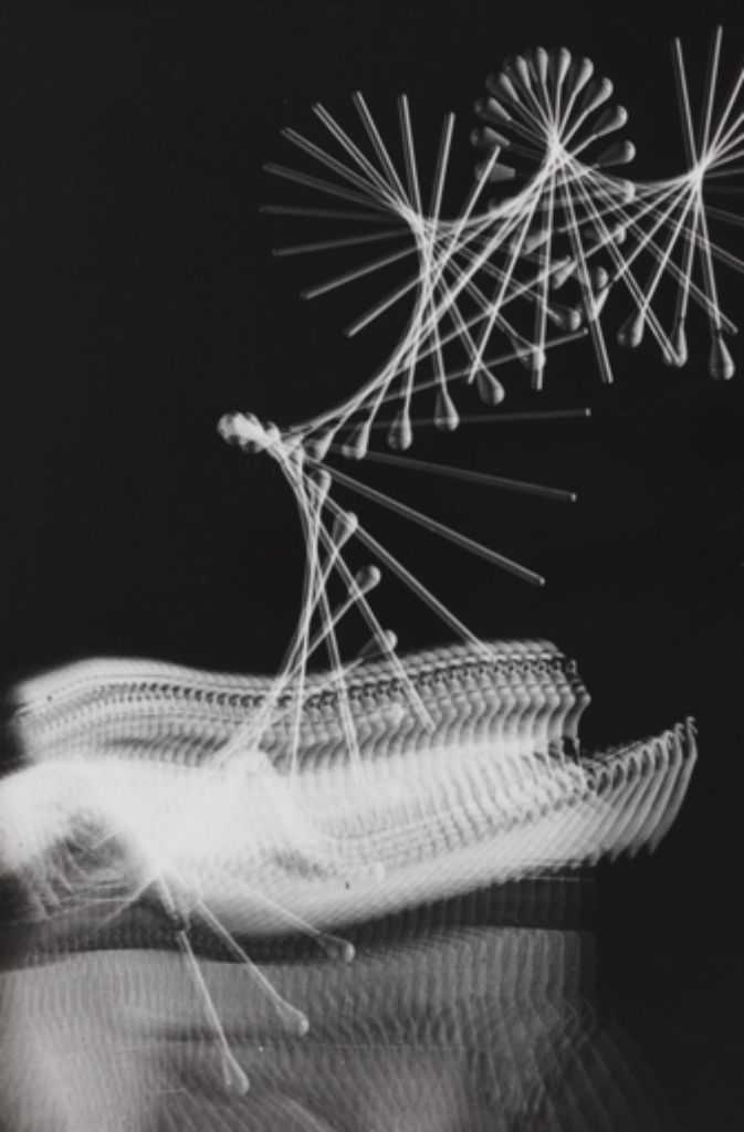 Ein Bild, wie für ein Physik-Lehrbuch gemacht: mit 60 Blitzen pro Sekunde macht der Ingenieur Harold Edgerton den Flug eines Stabs sichtbar, den eine Tänzerin hochwirft. Das Bild stammt aus dem Jahr 1953.