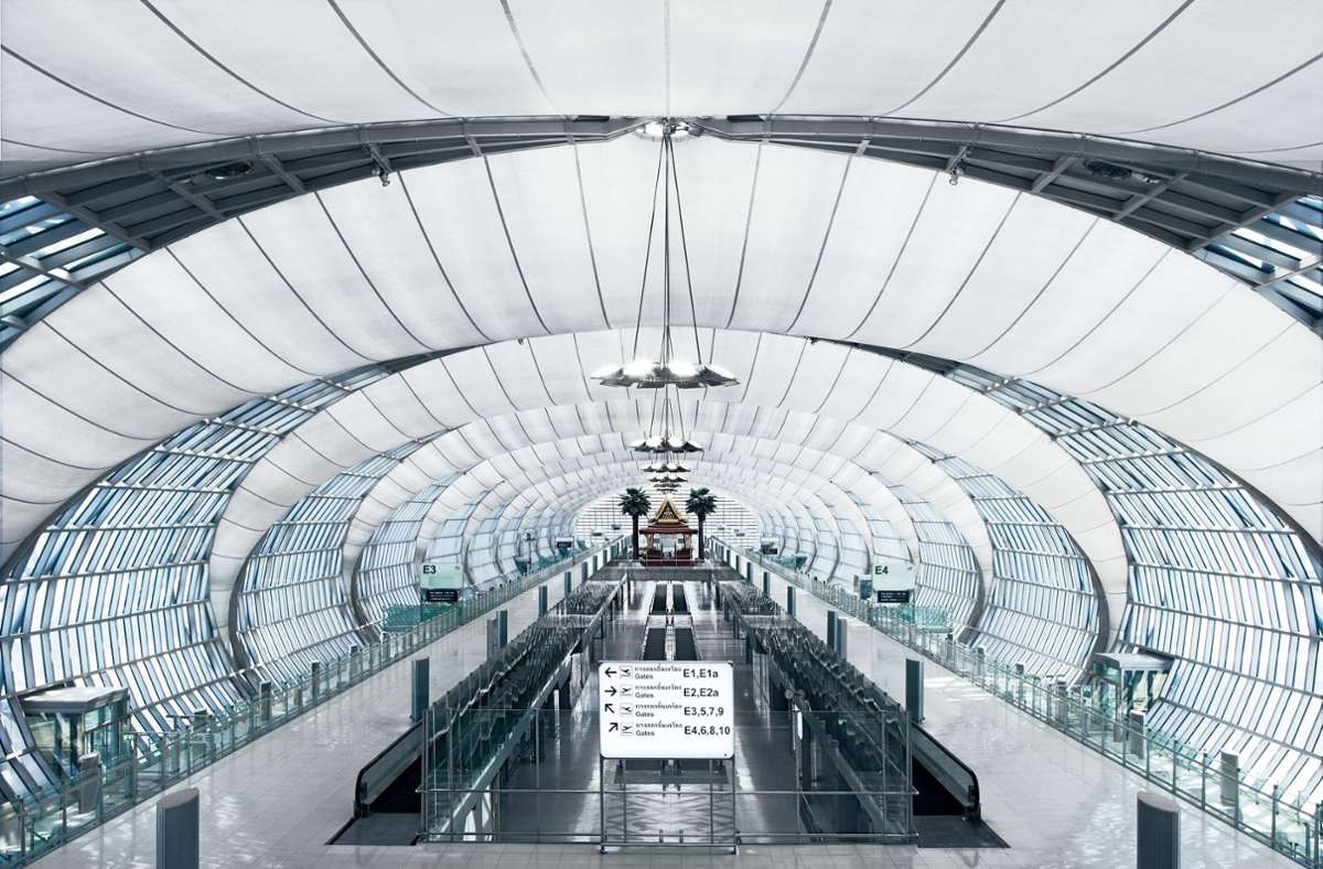 . . . plante Tragwerk und Fassade des neuen Flughafens in Bangkok, der zu den verkehrsreichsten Flughäfen Asiens gehört. Hierzu gehört das Lamellendach mit Abmessungen von 561 × 210 Meter, das auf 16 Stützen in einer Höhe von rund 40 Metern schwebt. Unter diesem Dach befindet sich das große, vollkommen verglaste Terminalgebäude.