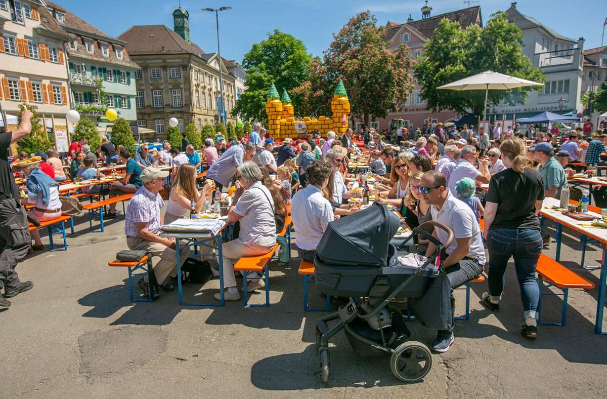 „Mitten und mit der Stadt“ hat der CVJM Esslingen am Sonntag sein 150-jähriges Bestehen auf dem Marktplatz gefeiert, wie die leitende Referentin des CVJM, Gabriele Deutschmann, sagte.