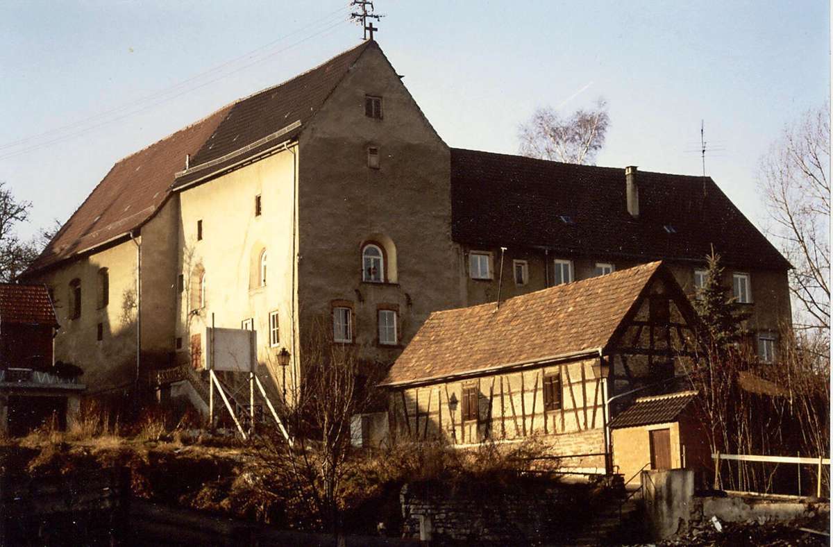 Das Weiler Klösterle um 1985. Das Nebengebäude (im Vordergrund, Fachwerk), wurde zwischenzeitlich abgerissen.