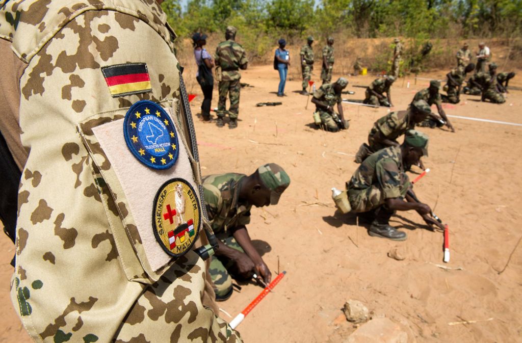 2013 bis heute – Mali – EUTM: An der europäischen Trainingsmission ist die Bundeswehr derzeit mit 153 Soldaten beteiligt. Sie bildet zum einen die malischen Streitkräfte aus, zum anderen berät sie das Verteidigungsministerium. An Kampfhandlungen beteiligen sich die europäischen Soldaten aber nicht. Das Mandat endet im Mai 2020.