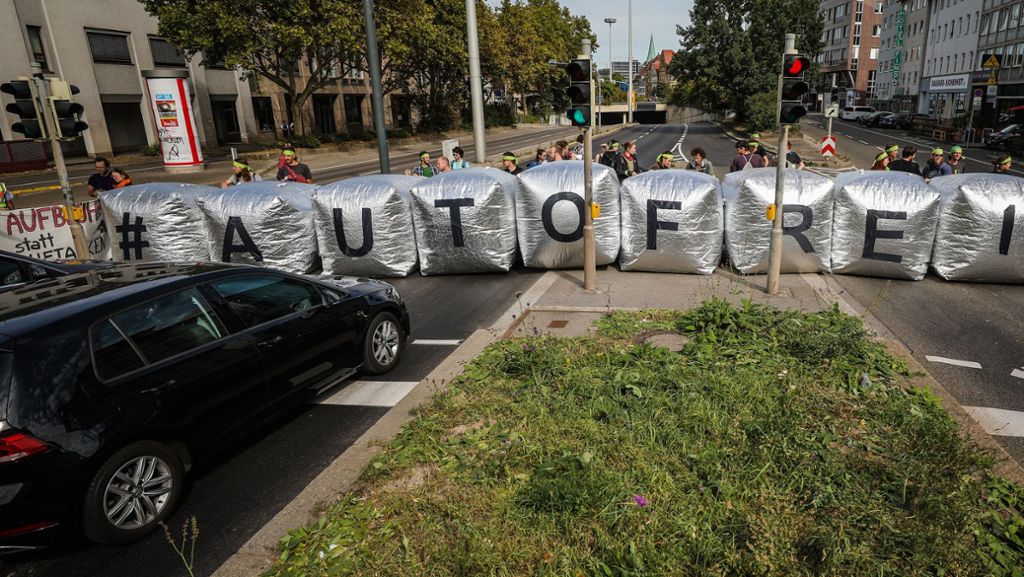 Klimaprotest in Stuttgart: Beklebte Autos, blockierte Straßen –  Ist das zu radikal?